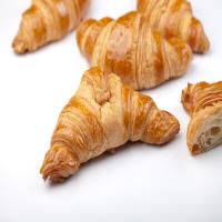 Buttery and Flaky French Croissants_image