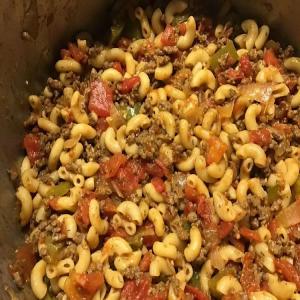 SKILLET MAC AND CHEESE WITH SAUSAGE AND BELL PEPPERS - Delish Grandma's Recipes_image
