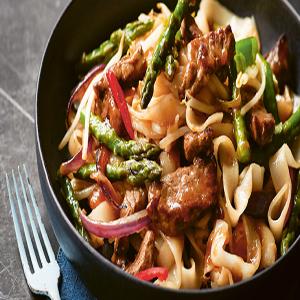 Stir-Fried Beef and Asparagus with Flat Rice Noodles_image