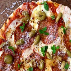 Grilled Pizza with Olives, Salami and Honey_image
