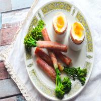 Boiled Eggs with Broccoli Soldiers_image
