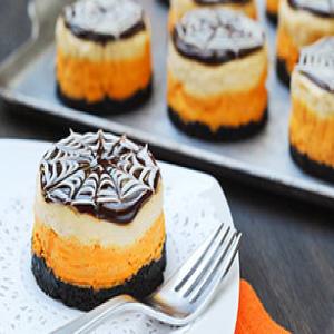 Mini Cheesecakes with Spider Webs for Halloween_image