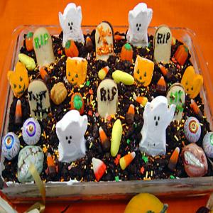 Spooktacular Halloween Graveyard Cake_image