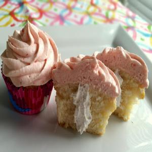 Strawberries and Cream Cupcakes (filled)_image