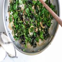 Kale With Caramelized Onions and Garlic_image