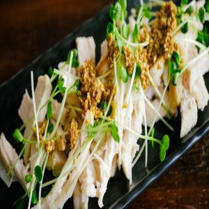 Microwave Steamed Chicken With Sesame Sauce and Sprouts_image