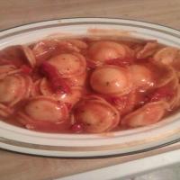 Ravioli in Tomato Basil Sauce_image