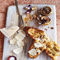 Baguette with Parmesan and Roasted Garlic_image