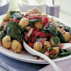 New potato, tuna & spinach salad_image