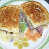 Grilled Roast Beef and Melted Pepper Jack Cheese Sandwich_image