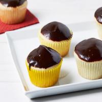 Chocolate-Glazed Yellow Cupcakes_image