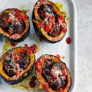 Meatball-stuffed squash with spinach sauce_image