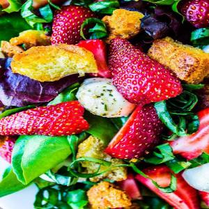 Strawberry Panzanella Salad_image