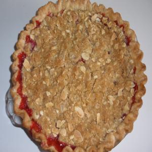 Strawberry Rhubarb Pie With Almond Streusel_image
