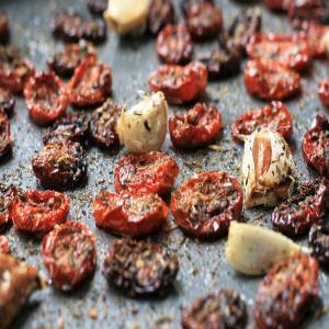 Slow-Roasted Cherry Tomatoes and Garlic_image