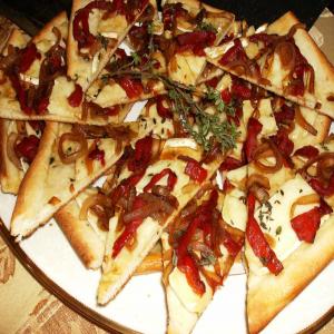 Alouette Baby Brie Caramelized Pepper & Onion Pizza image