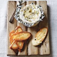Baked Camembert with Thyme & Garlic_image