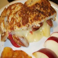 Brie and Apple Sandwich_image