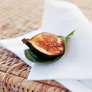 Figs Wrapped in Basil with Balsamic Vinegar_image