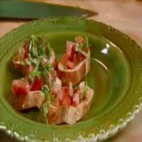 Quick Garlicky Bruschetta with Tomatoes and Basil_image