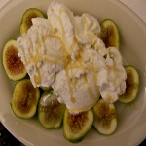 Caramel Drizzled Figs and Ice Cream_image