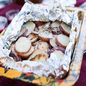 Foil-Pack Garlic-Parmesan Grilled Potatoes_image
