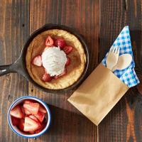 Strawberry and Snickerdoodle Skillet Cookie Sundaes_image