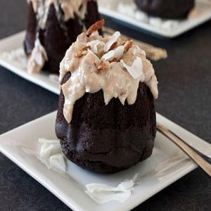 Flourless Chocolate-Pecan Cakes_image
