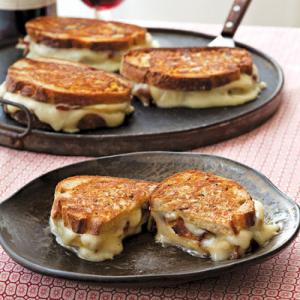 Taleggio Grilled Cheese with Bacon and Honey Crisp Apples_image