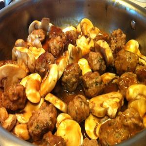 Healthy Turkey Meatballs with Mushroom Gravy_image