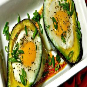 Paleo Baked Eggs in Avocado_image