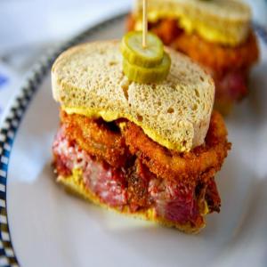 Pastrami Sandwiches with Onion Rings and Quick Pickles_image