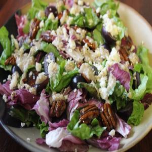 Red Leaf Salad With Candied Walnuts and Grapes_image