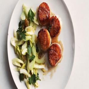 Seared Scallops with Celery and Golden Raisin Salad_image
