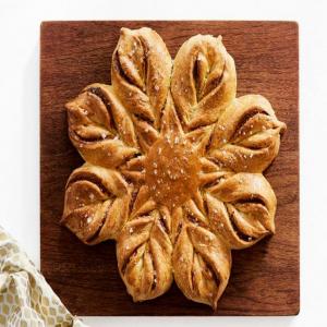 Garlic-and-Herb Star Bread_image