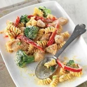 Creamy Chicken with Broccoli and Red Pepper Pasta_image