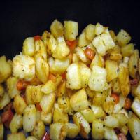Pan-Browned Potatoes With Red Pepper and Whole Garlic_image