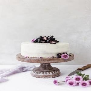Blackberry Cake with White Chocolate Buttercream_image