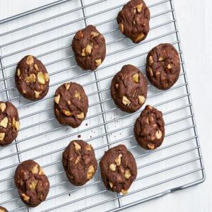 Chocolate Cookies with Peanut Butter and Banana Chips_image