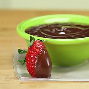 COOL WHIP Chocolate-Dipped Strawberries_image