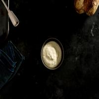 Horseradish Crème Fraîche Sauce_image