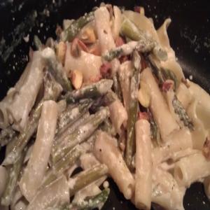 Penne With Pistachios, Asparagus, and Cream image