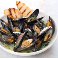 Oven-Steamed Mussels with Garlic and White Wine_image