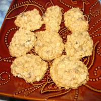 Very Low Fat, Delicious Oatmeal Raisin Cookies_image
