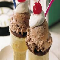 Nifty '50s Ice-Cream Cone Cakes image