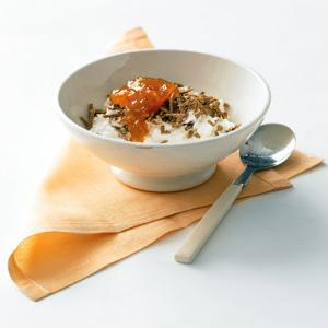 Cottage Cheese with Apricot Jam and Bran Cereal_image