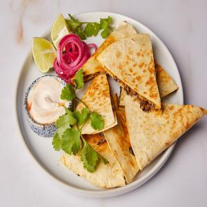 Mushroom quesadillas with spicy sour cream | Kitchen Stories recipe_image