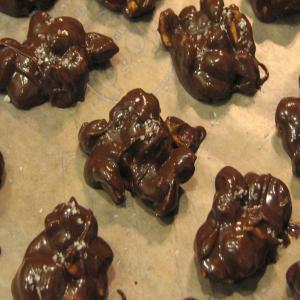 Chocolate-Peanut Butter Peanut Clusters With Sea Salt_image