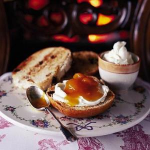 Toasted teacakes with apricot compote image