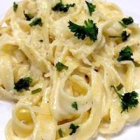Delicious Fettuccine Alfredo (Only 300 Calories!)_image